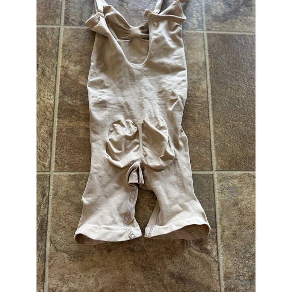 Skims Seamless Sculpt Mid Thigh Bodysuit Clay
Size Small - Picture 10 of 11